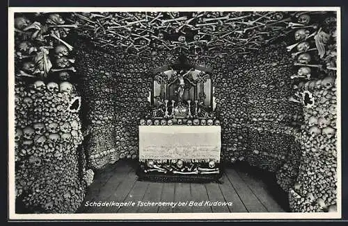 AK Grenzeck, Blick in die Schädelkapelle auf dem Friedhof