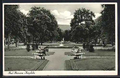 AK Bad Reinerz, Kurplatz mit Springbrunnen und Ruhebänken