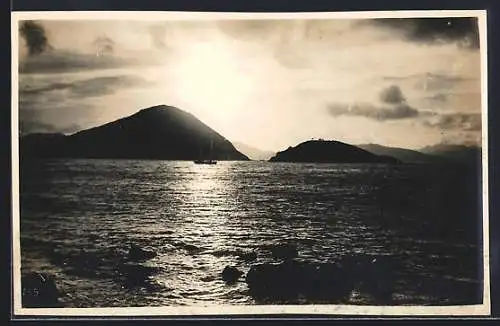 AK Hongkong, Evening scene at the shore with junk in the background