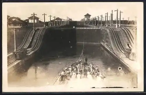 Foto-AK Panama, Ship in the Panama Canal