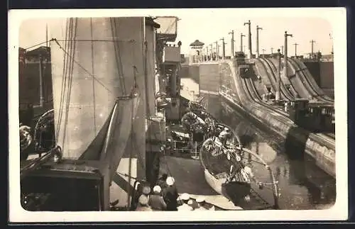 Foto-AK Panama, Ship in the Panama Canal 1923