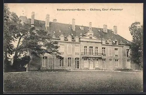 AK Vendeuvre-sur-Barse, Château, Cour d`honneur