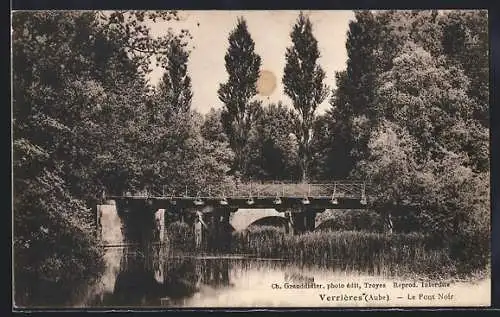 AK Verrières, Le Pont Noir sur la rivière entouré de verdure