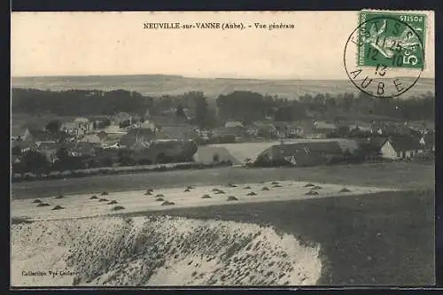 AK Neuville-sur-Vanne, Vue générale du village et des champs environnants