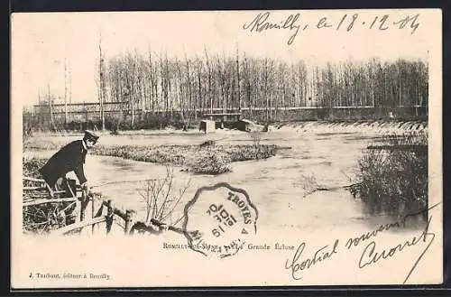 AK Romilly-sur-Seine, La Grande Écluse avec un homme au bord de l`eau