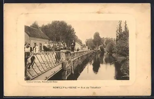 AK Romilly-sur-Seine, Rue de l`Abattoir avec pont et canal