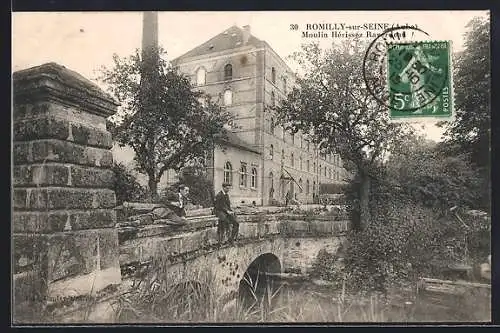 AK Romilly-sur-Seine, Moulin Hérisser avec pont en pierre et paysage arboré