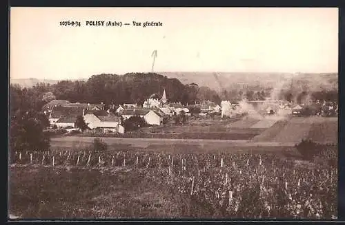 AK Polisy, Vue générale du village et des champs environnants