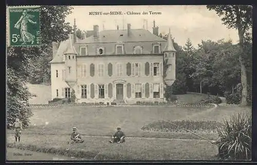 AK Mussy-sur-Seine, Château des Terres avec parc verdoyant et visiteurs au repos