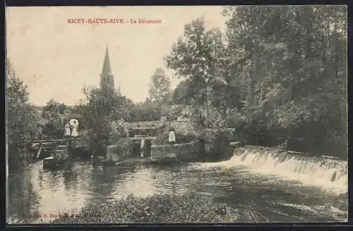 AK Ricey-Haute-Rive, Le Déversoir avec église en arrière-plan