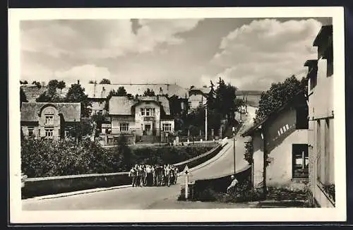 AK Msene u Budyne nad Ohri, Passanten auf der Strasse durch den Ort