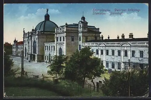 AK Stanislau, Bahnhof mit Anlage und Vorplatz