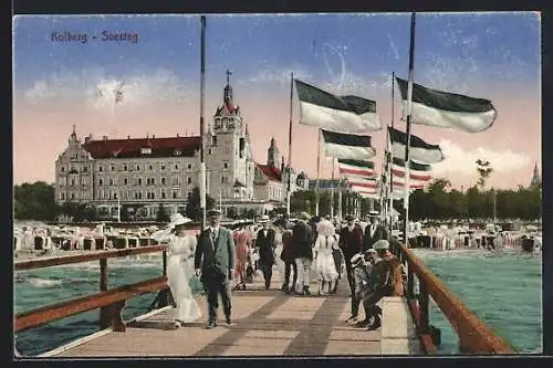 AK Kolberg, Seesteg mit Flanueren und Fahnen, Schloss