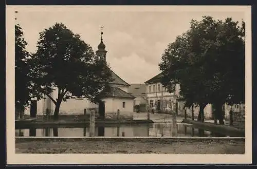 AK Mala Cernoc, Ortspartie mit Teich und Kirche