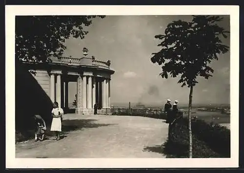 AK Kiew, Aussichtspavillon mit Matrosen