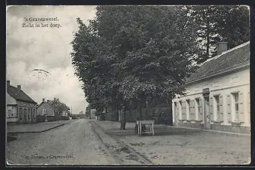 AK `s Gravenwezel, Zicht in het dorp