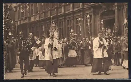 AK Bruges, Procession du Saint Sang, la précieuse relique du St-Sang