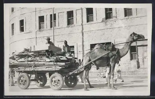 AK Karachi, Kamelwagen mit Holz beladen