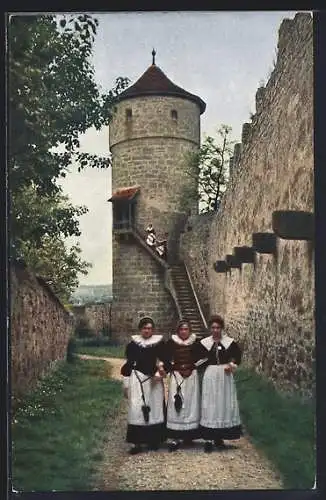 AK Rothenburg / Tauber, der Diebesturm, Damen in Tracht