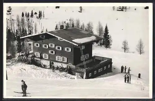 AK Linzerhaus, Berghütte mit Skifahrern im Schnee