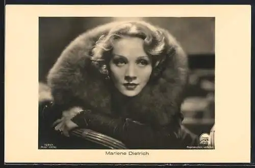 AK Schauspielerin Marlene Dietrich im Pelzmantel