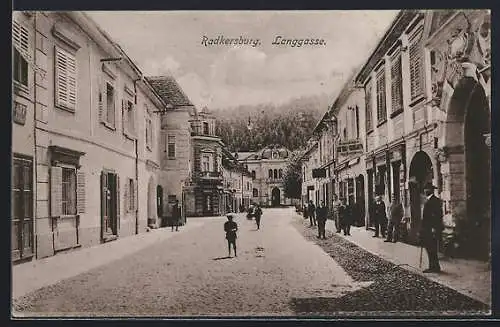 AK Radkersburg, Langgasse mit Geschäften und Passanten
