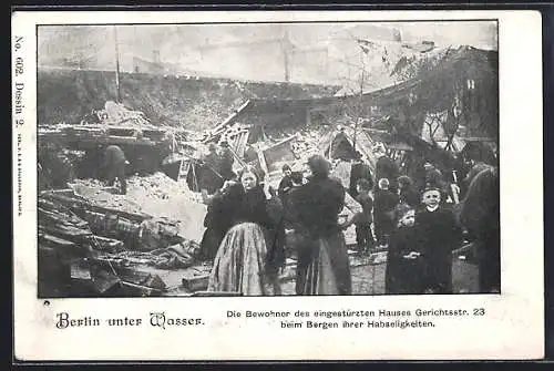 AK Berlin-Wedding, Die Bewohner des eingestürzten Hauses Gerichtsstrasse 23 beim Bergen ihrer Habseligkeiten, Unwetter