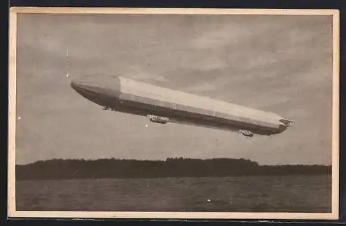 AK Zeppelin über einem Gewässer