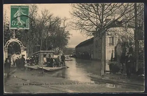 AK Les Mareaux, Crue de 1910, Les Bateliers à la Route de Verneuil, Hochwasser