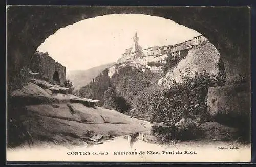 AK Contes, Pont du Riou avec vue sur le village perché
