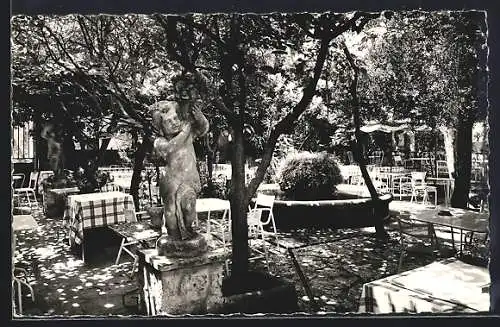 AK La Colle-sur-Loup, Terrasse de l`hôtel-restaurant L`Abbaye avec statue et tables ombragées