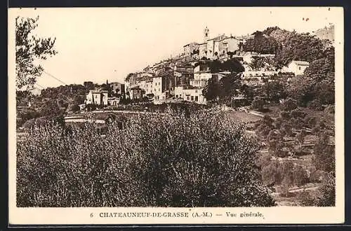 AK Châteauneuf-de-Grasse, Vue générale du village sur la colline