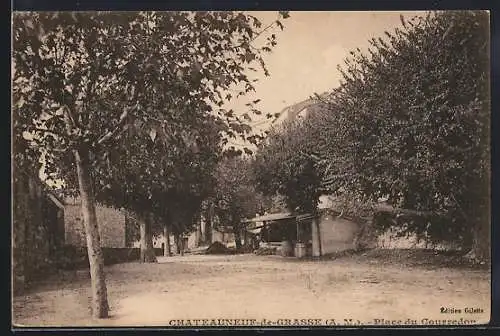 AK Châteauneuf-de-Grasse, Place du Coursedon avec arbres et bâtiments adjacents