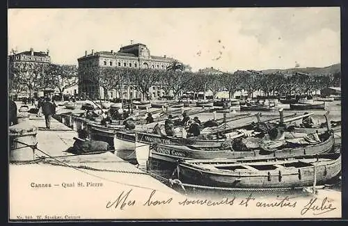 AK Cannes, Quai St. Pierre avec bateaux amarrés et bâtiment en arrière-plan