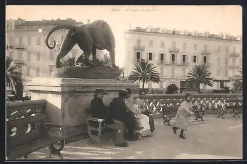 AK Nice, Le Tigre des Jardins et promeneurs sur le pont