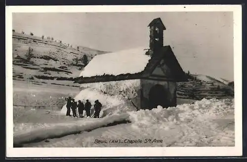 AK Beuil, Chapelle Ste-Anne sous la neige avec des skieurs en arrière-plan