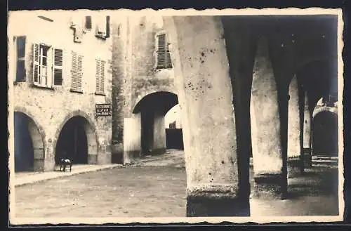 AK Biot, La Place avec arcades et facades anciennes