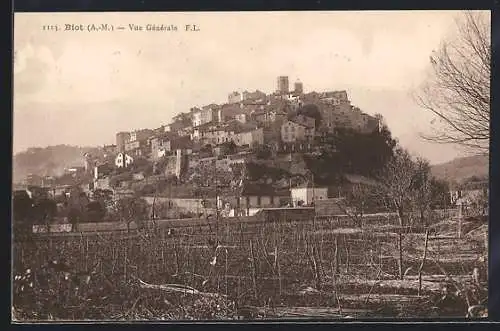 AK Biot, Vue générale du village sur la colline