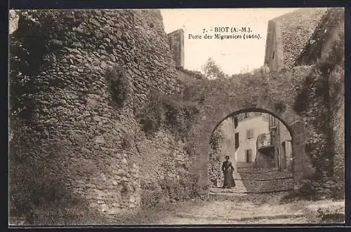 AK Biot, Porte des Migraniers, 1660, avec figure féminine sous l`arcade