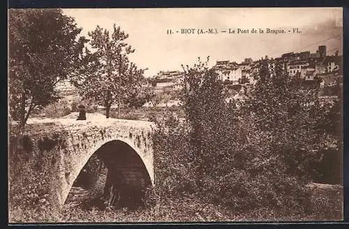 AK Biot, Le Pont de la Brague et vue sur le village