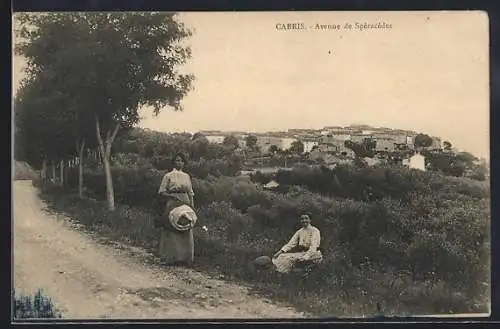 AK Cabris, Avenue de Spéracèdes avec vue sur le village et deux personnes au premier plan