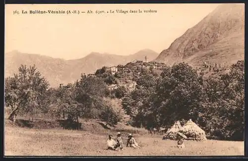 AK La Bollène-Vésubie, Le Village dans la verdure