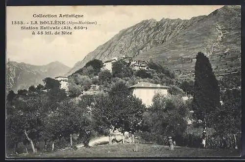 AK La Bollène, Station estivale avec vue sur le village et montagnes environnantes