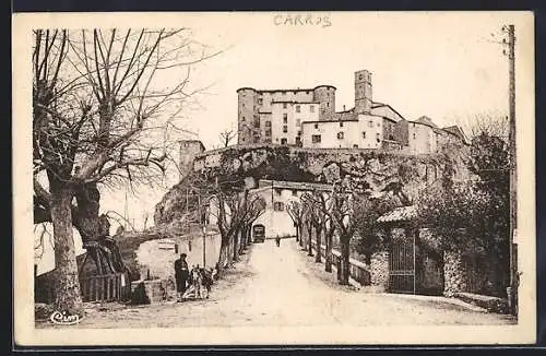 AK Carros, Entrée du village avec le château sur la colline