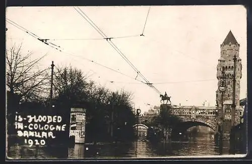 AK Köln, Geflutete Strasse bei Hochwasser 1920 & Türme der Hohenzollernbrücke