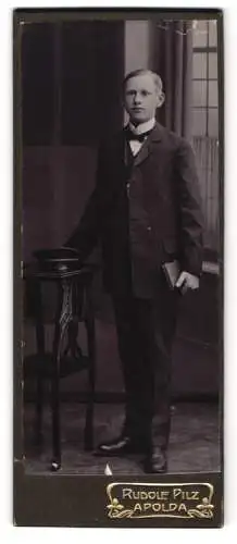 Fotografie Rudolf Pilz, Apolda, Ackerwandstrasse 34, Eleganter junger Mann mit Buch