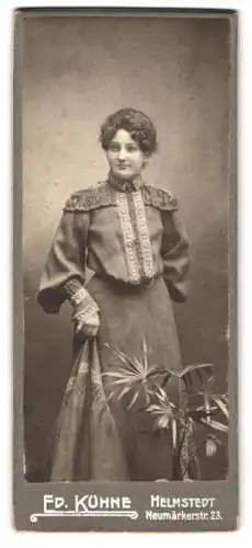 Fotografie Ed. Kühne, Helmstedt, Neumärkerstr. 23, Portrait einer elegant gekleideten Dame