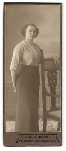 Fotografie Paul Vorberg, Oschersleben, Halberstädterstr. 2, Porträt einer Dame mit Stuhl