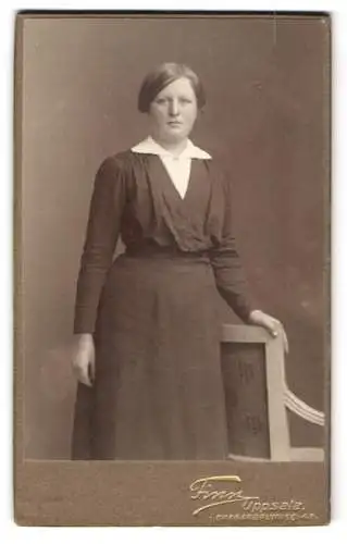 Fotografie E. Finn, Uppsala, Dragarbrunnsg. 48, Porträt einer jungen Frau