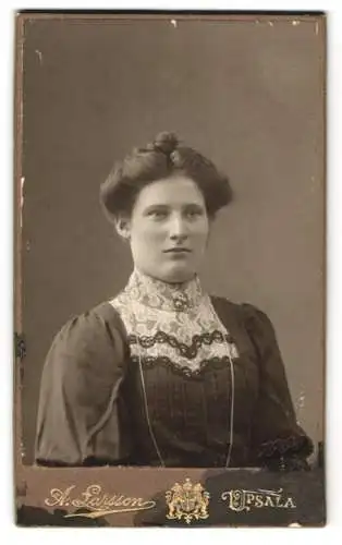 Fotografie A. Larsson, Uppsala, Waksalagatan 15, Porträt einer jungen Frau